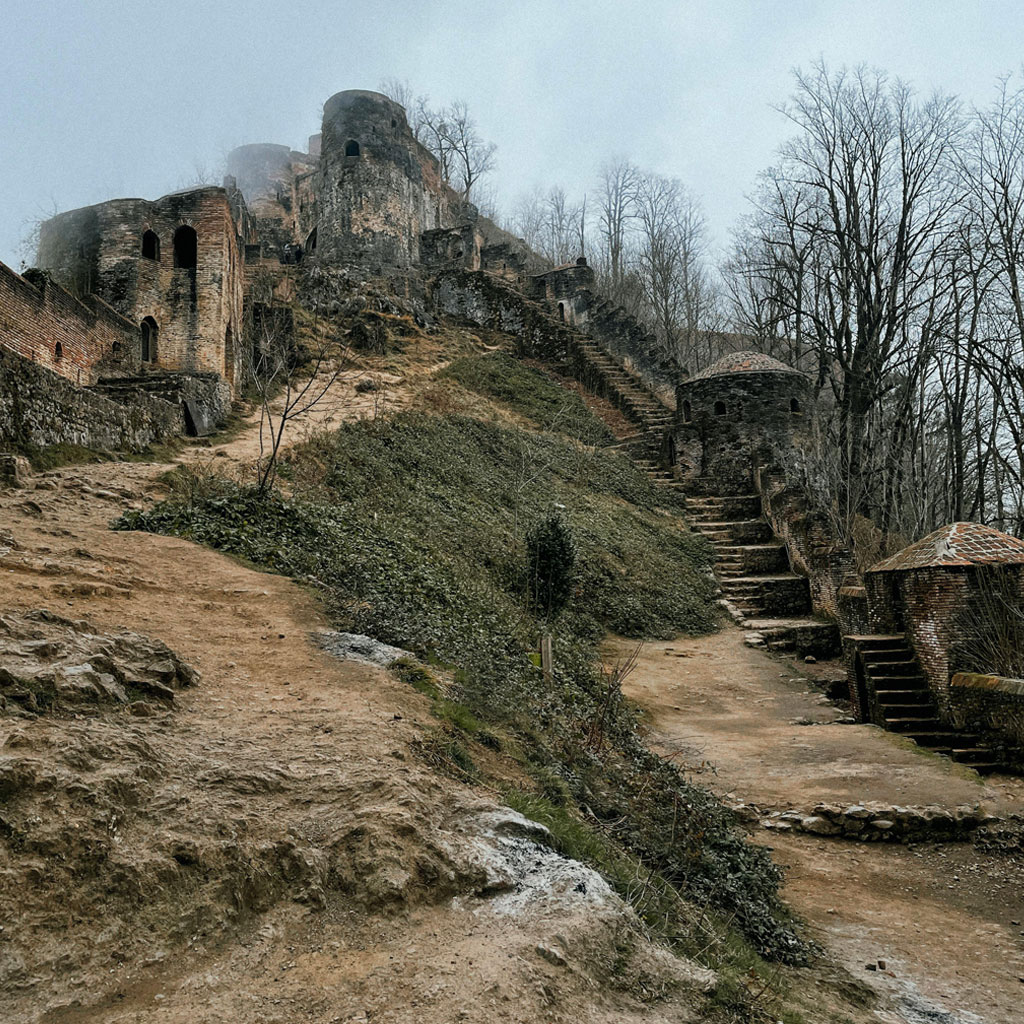 قلعه رودخان،تجربهای شگفت انگیز از دل جنگل تا اوج قله