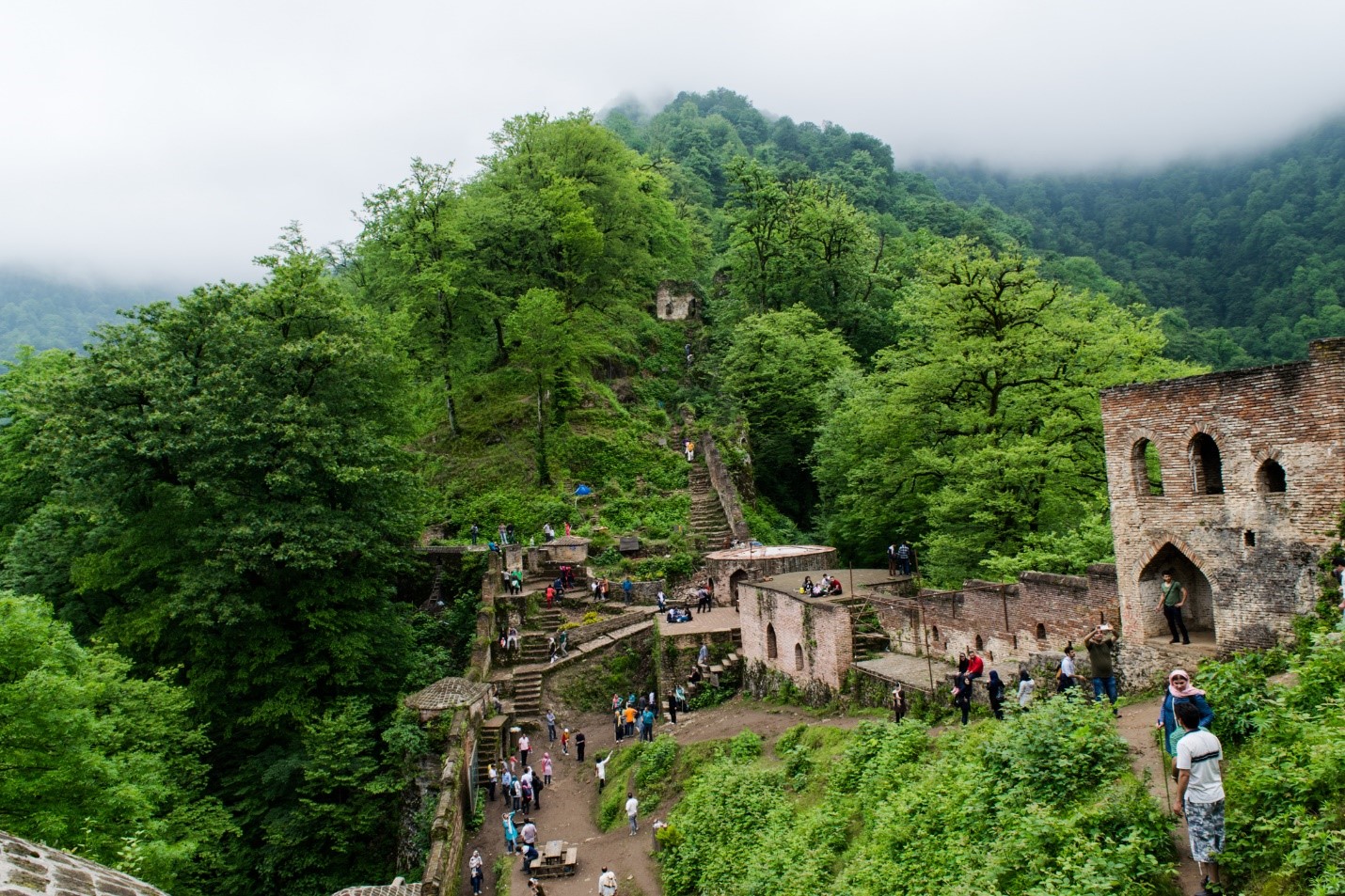 قلعه رودخان،تجربهای شگفت انگیز از دل جنگل تا اوج قله